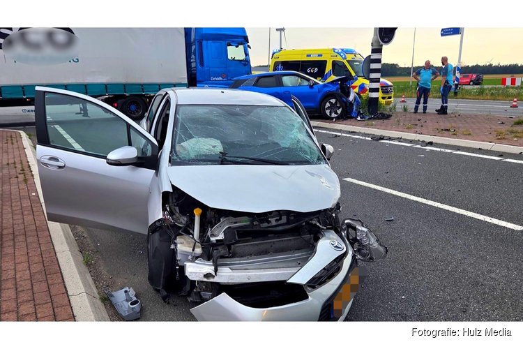 Twee auto's zwaar beschadigd na flinke botsing op kruising bij Zeewolde