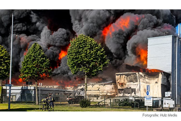 Zeer grote brand bij palletfabriek in Lelystad