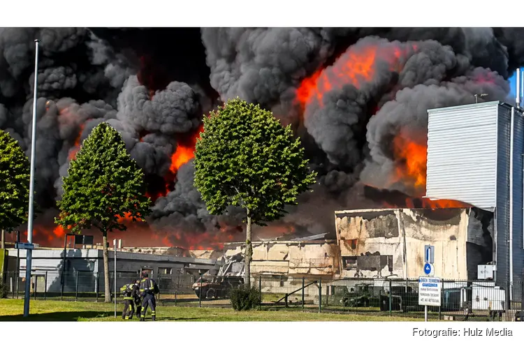 Zeer grote brand bij palletfabriek in Lelystad