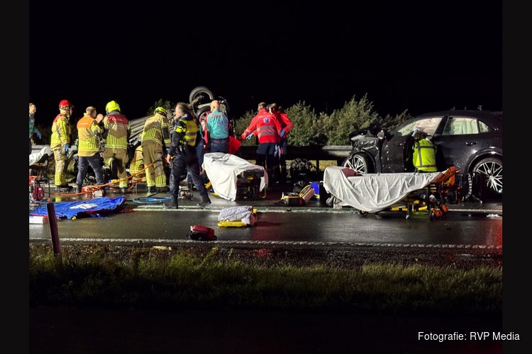 Zeker drie doden door frontale botsing op dijk Lelystad-Enkhuizen