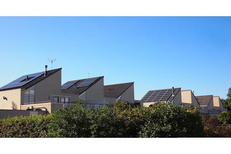 Zonnepanelen op je dak? In Flevoland gaat je rekening met 310 euro omhoog